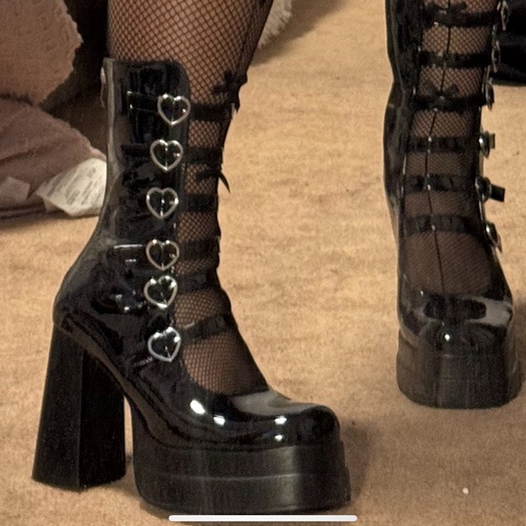 HighHeel Boots With Square Toe, Chunky Heel And Six Rows Of Hollow Heart Buckles - Picture 3 of 3